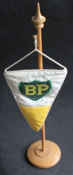 BP Werbewimpel mit Logo genähter Stoff auf Holzgestell 1960 (7026)